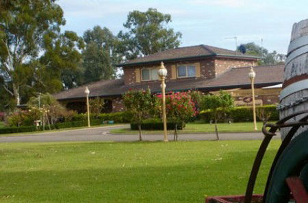 Carriage House Motor Inn - Great Ocean Road Tourism 0