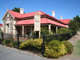 Trafalgar On The Strand - Great Ocean Road Tourism 0
