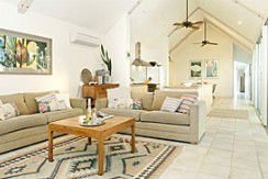 Absolute Beachfront Belongil Summerhouse - Great Ocean Road Tourism 1