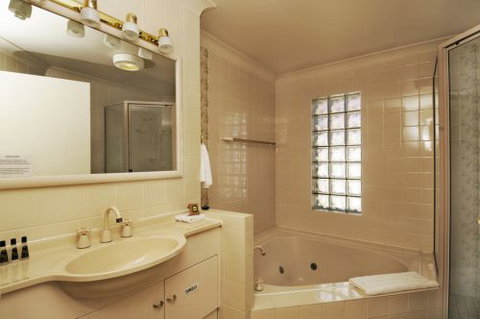 McNevins Warwick Motel & Gunyah Restaurant - Great Ocean Road Tourism 2