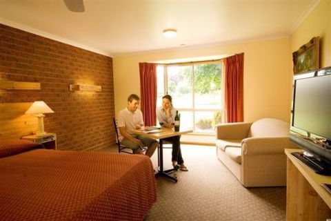 AAt 28 GOLDSMITH(Golden Chain Motel) - Great Ocean Road Tourism 0
