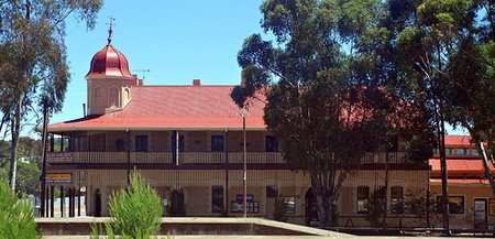 Peterborough Railway Hotel - Great Ocean Road Tourism 0