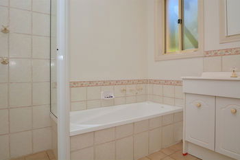 Madigan Wine Country Cottages - Great Ocean Road Tourism 24