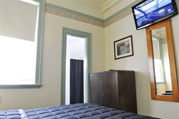 Hotel Gosford - Great Ocean Road Tourism 0