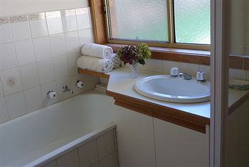 Australian Home Away @ Doncaster Andersons Creek 2 - Great Ocean Road Tourism 0