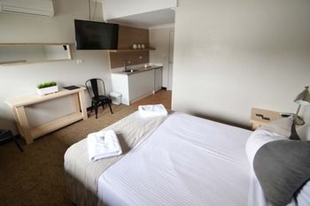 Crossroads Hotel Liverpool - Great Ocean Road Tourism 24