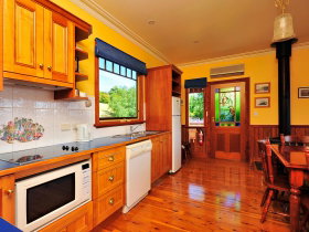 Beauty Point's Pomona Spa Cottages - Great Ocean Road Tourism 2