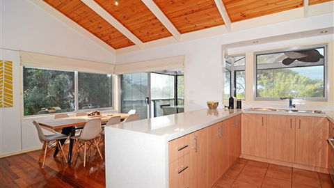 Barrakee Beach House - Anglesea - Great Ocean Road Tourism 1
