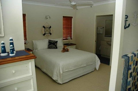 Alexander Lakeside Bed & Breakfast - Great Ocean Road Tourism 1