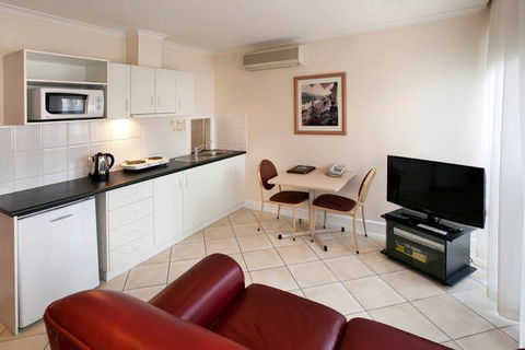 BEST WESTERN Ensenada Motor Inn & Suites - Great Ocean Road Tourism 1