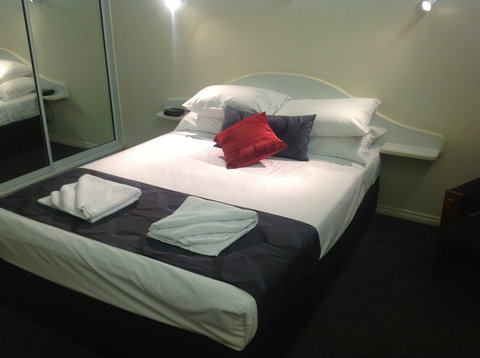 Parkside Motel & Licensed Restaurant - Great Ocean Road Tourism 0