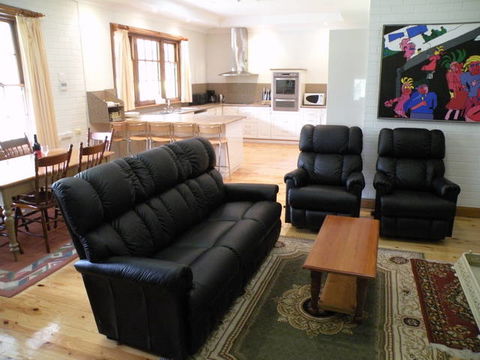 Pinkerton Hill (Naracoorte Cottages) - Great Ocean Road Tourism 0