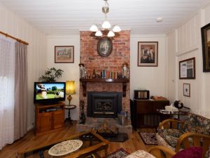 Tenterfield Historic Luxury Cottage - Great Ocean Road Tourism 0