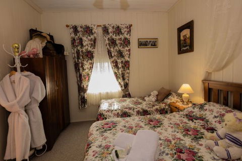 Tenterfield Historic Luxury Cottage - Great Ocean Road Tourism 3