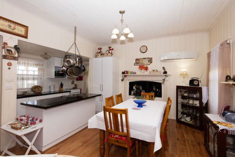 Tenterfield Historic Luxury Cottage - Great Ocean Road Tourism 4