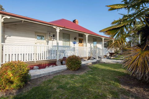 Tenterfield Historic Luxury Cottage - Great Ocean Road Tourism 6