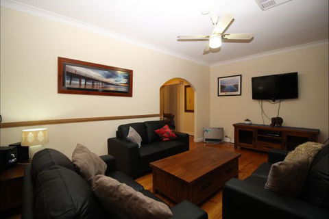 Christies Cottage For Holidays And Relocations. - Great Ocean Road Tourism 2