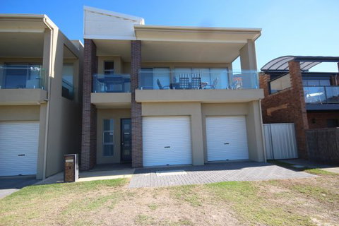 LJ Hooker Goolwa Holiday Rentals - 42 Underwood Avenue, Goolwa Beach - Great Ocean Road Tourism 3