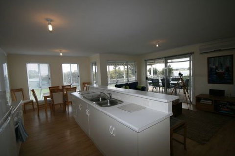 LJ Hooker Goolwa Holiday Rentals - 42 Underwood Avenue, Goolwa Beach - Great Ocean Road Tourism 5