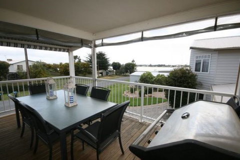 LJ Hooker Goolwa Holiday Rentals - 42 Underwood Avenue, Goolwa Beach - Great Ocean Road Tourism 6