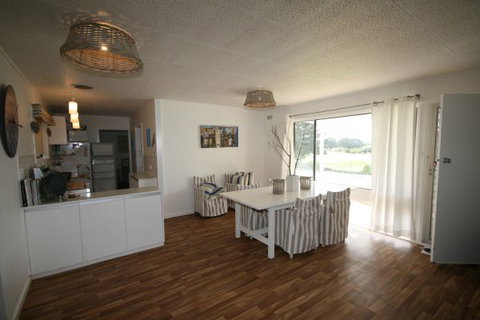 LJ Hooker Goolwa Holiday Rentals - 42 Underwood Avenue, Goolwa Beach - Great Ocean Road Tourism 8