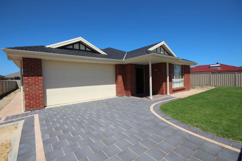 LJ Hooker Goolwa Holiday Rentals - 42 Underwood Avenue, Goolwa Beach - Great Ocean Road Tourism 16