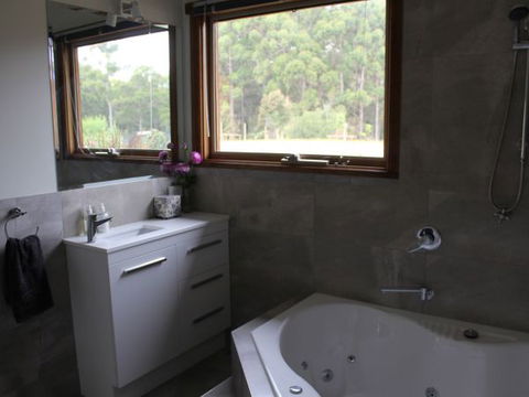 Eagle's Roost Farmstay B&B - Great Ocean Road Tourism 2