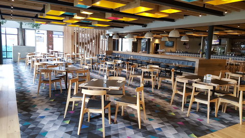 Highlander Hotel Bar Kitchen Rooftop - Great Ocean Road Tourism 6