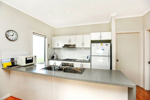 Ariadne - A Hop Skip And A Jump To The Beach With Sea Views - Great Ocean Road Tourism 4