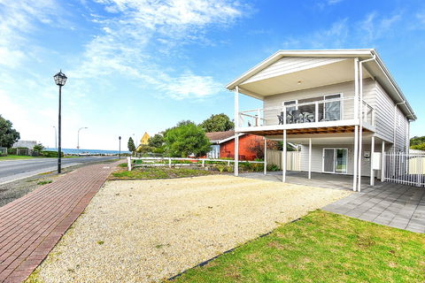 Ariadne - A Hop Skip And A Jump To The Beach With Sea Views - Great Ocean Road Tourism 9