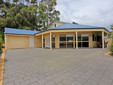 Falcon By The Bay - Great Ocean Road Tourism 1