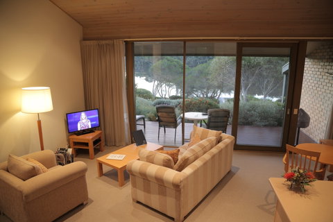 Gipsy Point Lakeside - Great Ocean Road Tourism 1