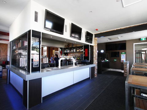 Cow And Calf Hotel - Great Ocean Road Tourism 0