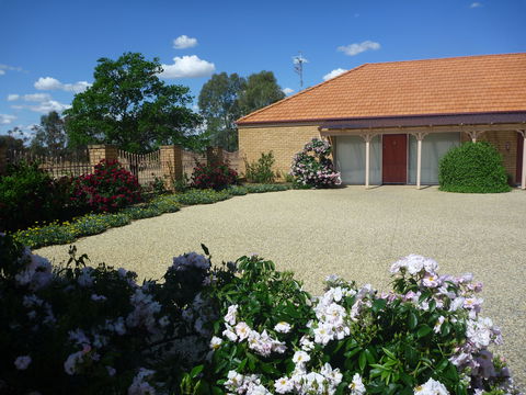 Fairways Bed And  Breakfast At Jerilderie - Great Ocean Road Tourism 1