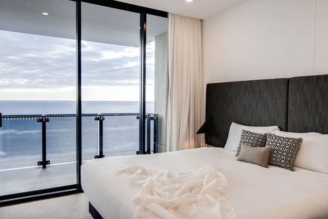 Iconic Kirra Beach Resort - Great Ocean Road Tourism 0