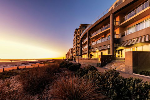 Oaks Glenelg Plaza Pier Suites - Great Ocean Road Tourism 0