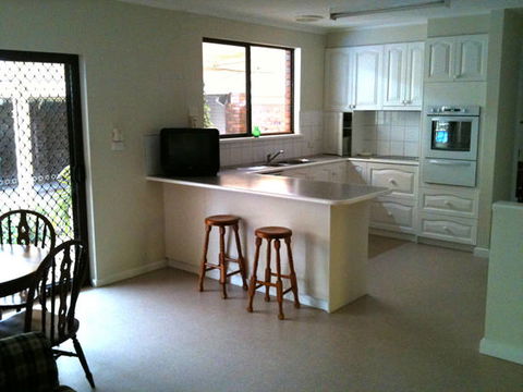 Camellia Court House And Holiday Apartments - Great Ocean Road Tourism 3