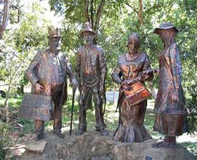 Dad, Dave, Mum And Mabel - Great Ocean Road Tourism 1