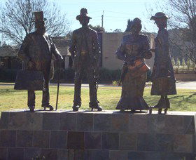 Dad, Dave, Mum And Mabel - Great Ocean Road Tourism 3