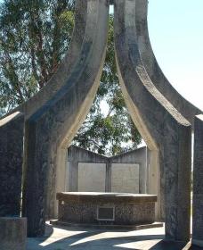 Inverell And District Bicentennial Memorial - Great Ocean Road Tourism 0