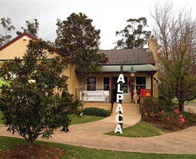 Australian Alpaca Barn - Hunter Valley Gardens - Great Ocean Road Tourism 0