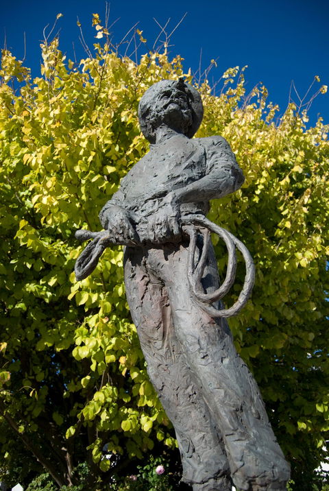 Alexander Cameron Statue - Great Ocean Road Tourism 1