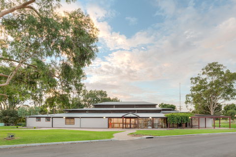 Swan Hill Regional Art Gallery - Great Ocean Road Tourism 0