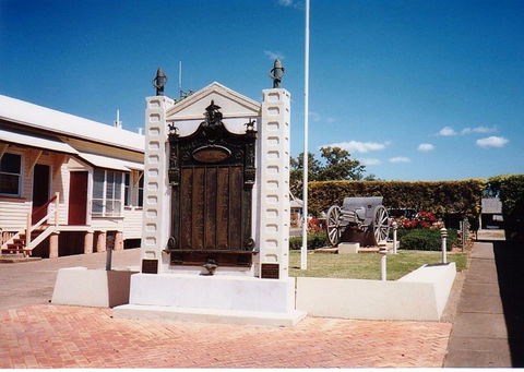 Gayndah War Memorial - Great Ocean Road Tourism 0
