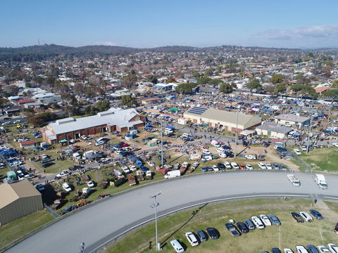 Wagga Swap Meet Run By  Classic And Historic Automobile Club Of Australia - Wagga Wagga Region - Great Ocean Road Tourism 0