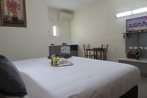 Bishops Lodge Narrandera - Great Ocean Road Tourism 6