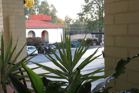 Bishops Lodge Narrandera - Great Ocean Road Tourism 3