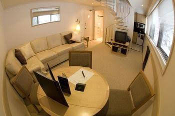 Breathtaker All Suite Hotel - Great Ocean Road Tourism 0