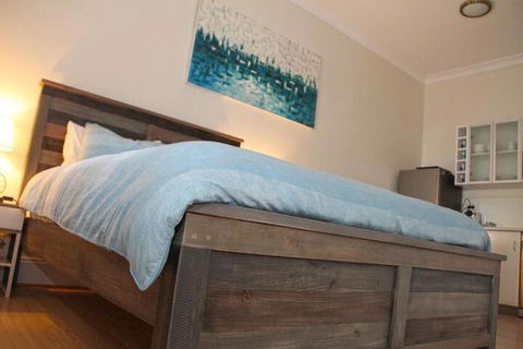 Smugglers Inn Studio Apartments - Great Ocean Road Tourism 3