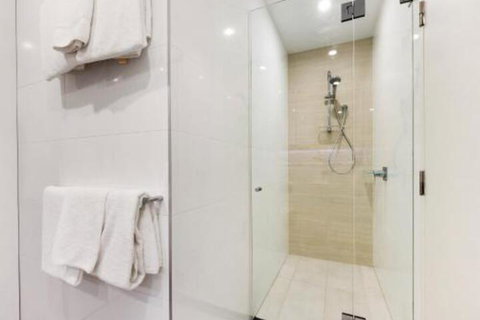 Sydney 1 Bed Modern Self Contained Apartment (402ALB) - Great Ocean Road Tourism 2